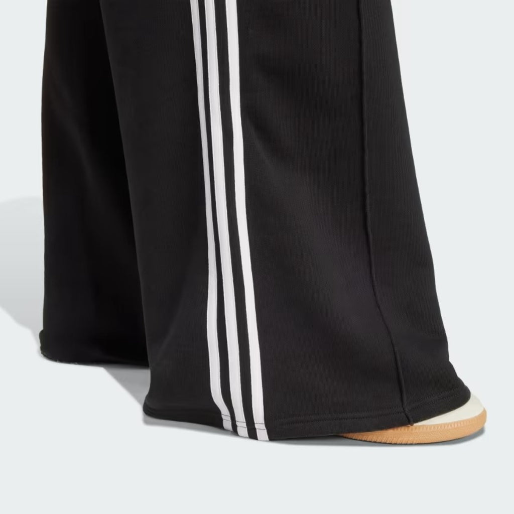 CALCA ADIDAS LARGA 3 LISTRAS JV7473 – Chloro Sneakers