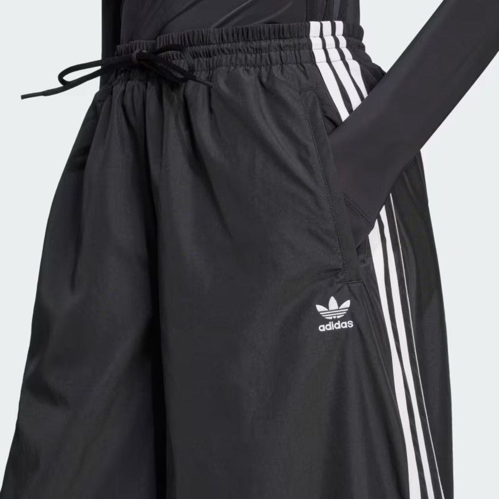 CALCA ADIDAS OVERSIZED TP JD3390 – Chloro Sneakers