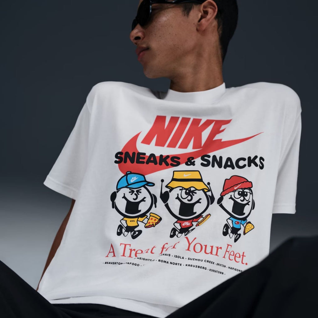 CAMISETA NIKE NSW M90 OC SOLE FOOD HJ0754 100 – Chloro Sneakers